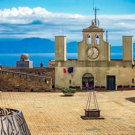 Station 4* Naples